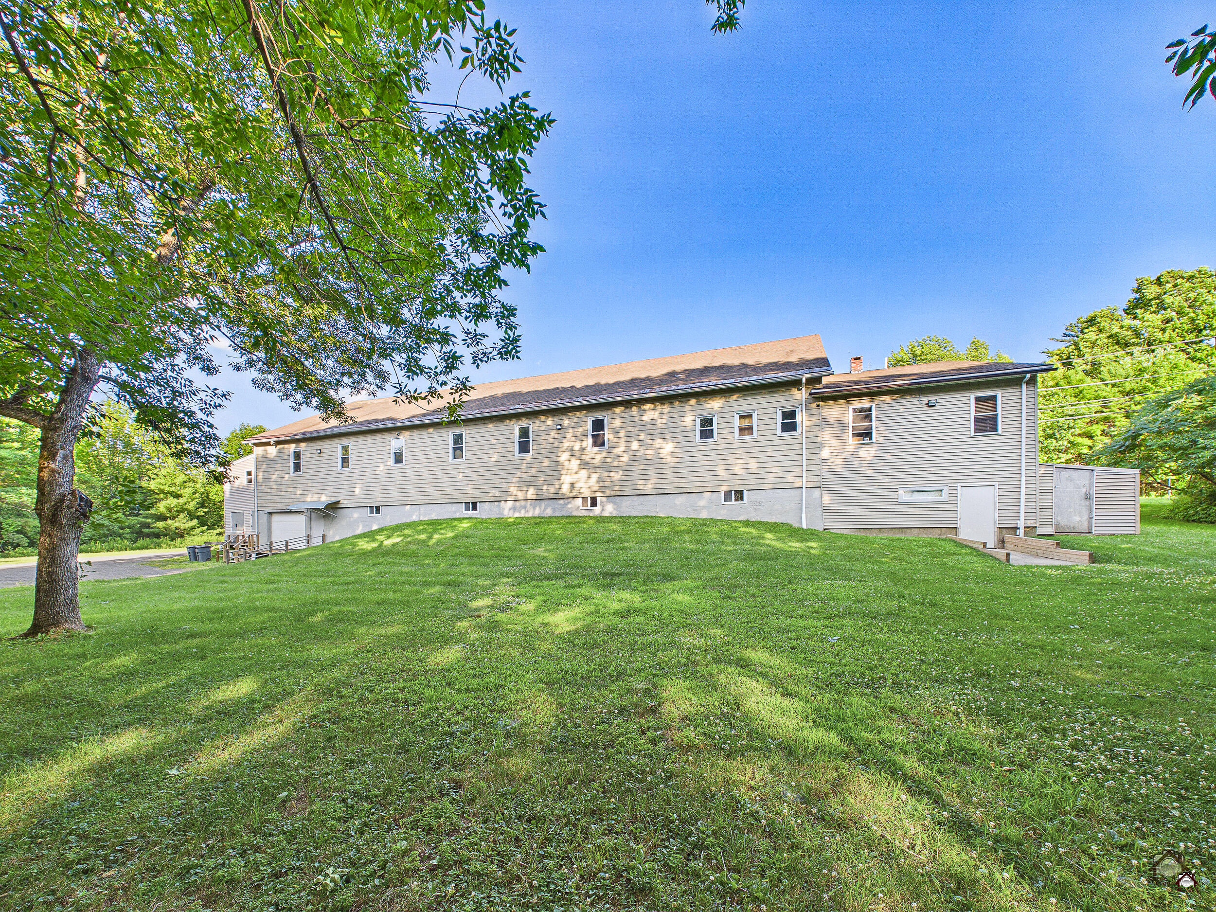 2880 Riverside Drive Property Photo 10