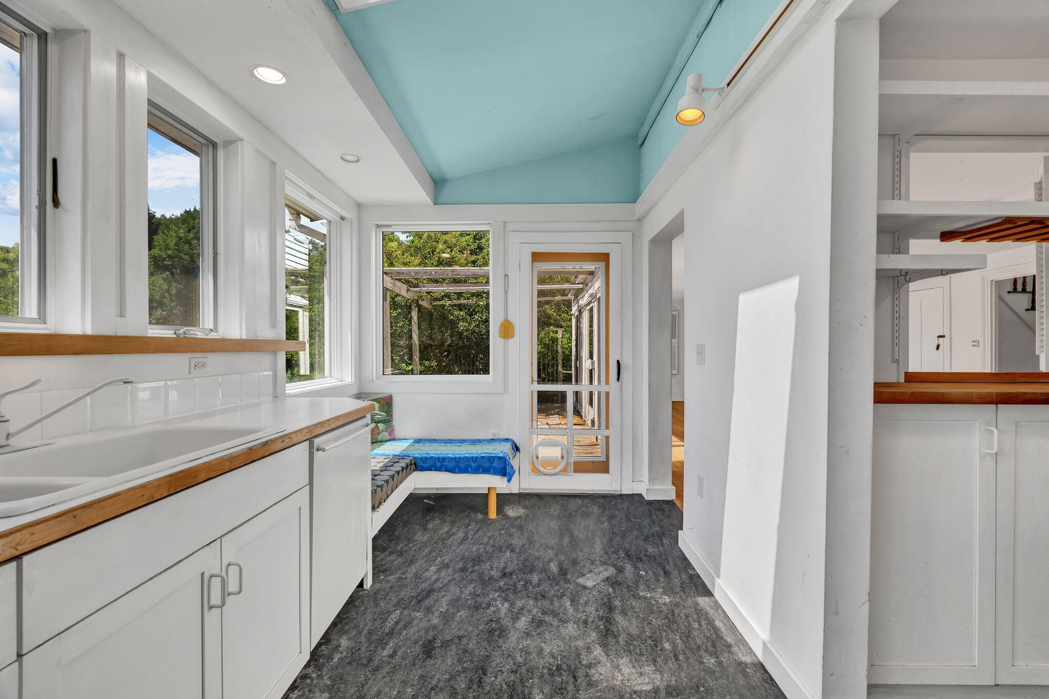 6 Snowhill Lane Property Photo 8