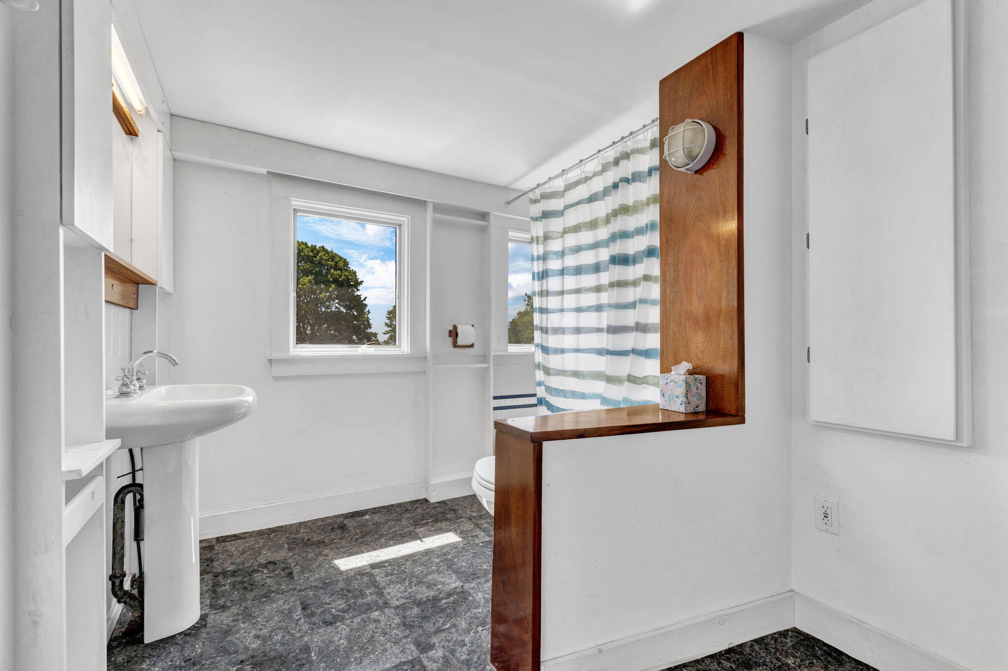 6 Snowhill Lane Property Photo 28