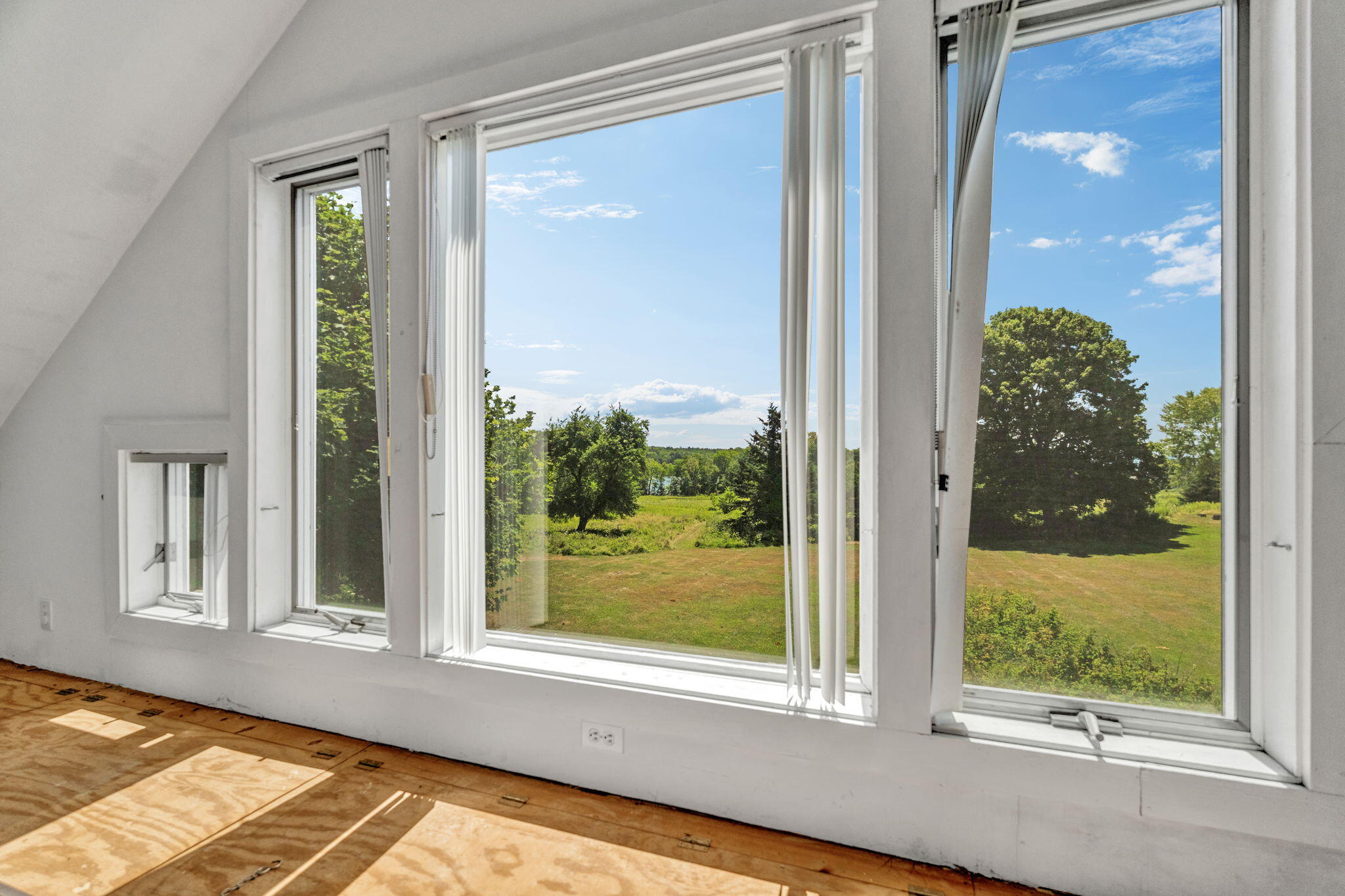 6 Snowhill Lane Property Photo 36