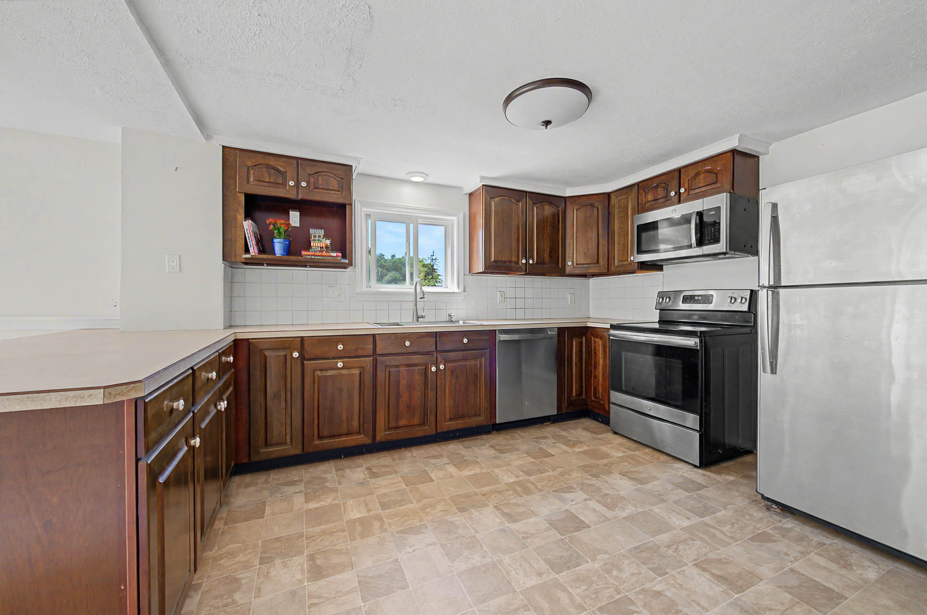 71 Middle Road Property Photo 8
