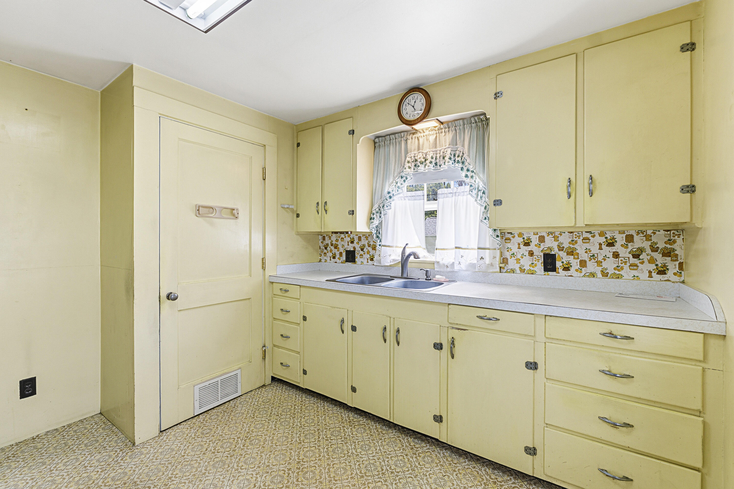 137 Pleasant Street Property Photo 5