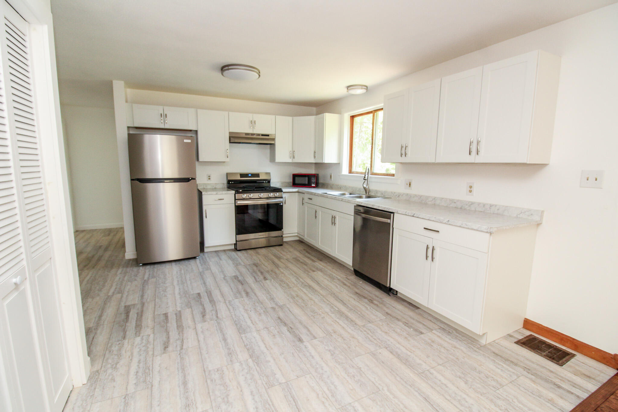10 Perry Lane Property Photo 8