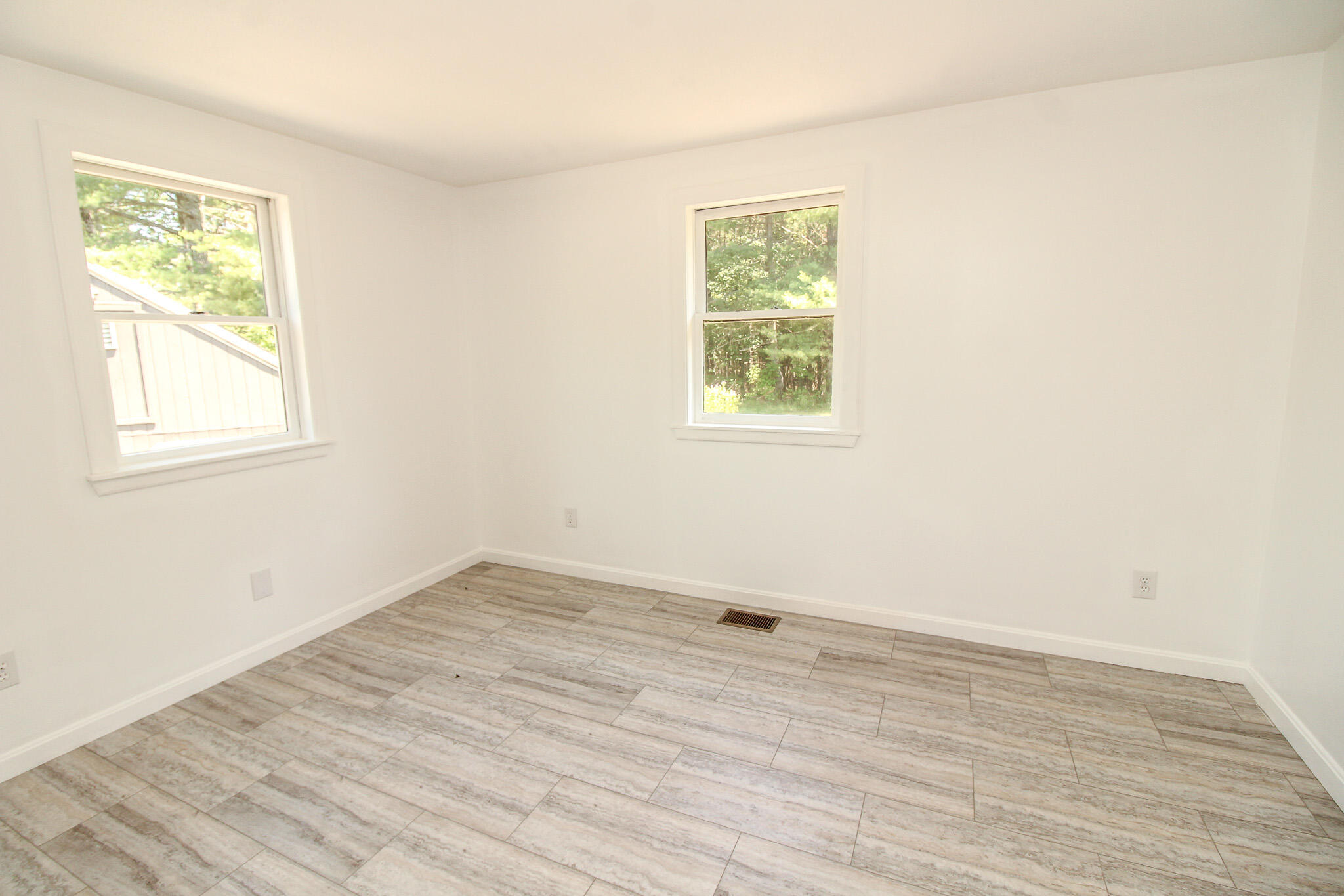 10 Perry Lane Property Photo 26