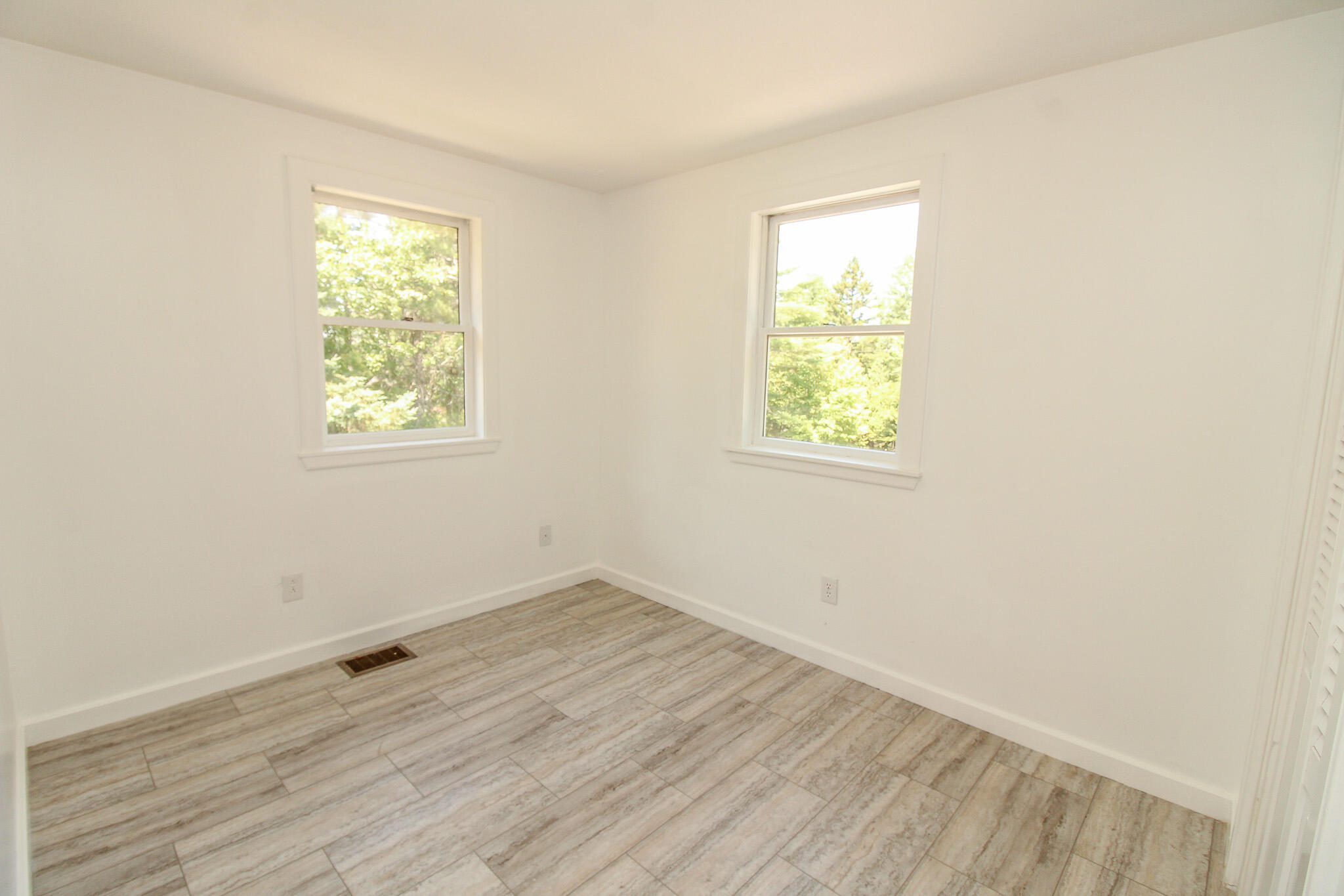 10 Perry Lane Property Photo 27