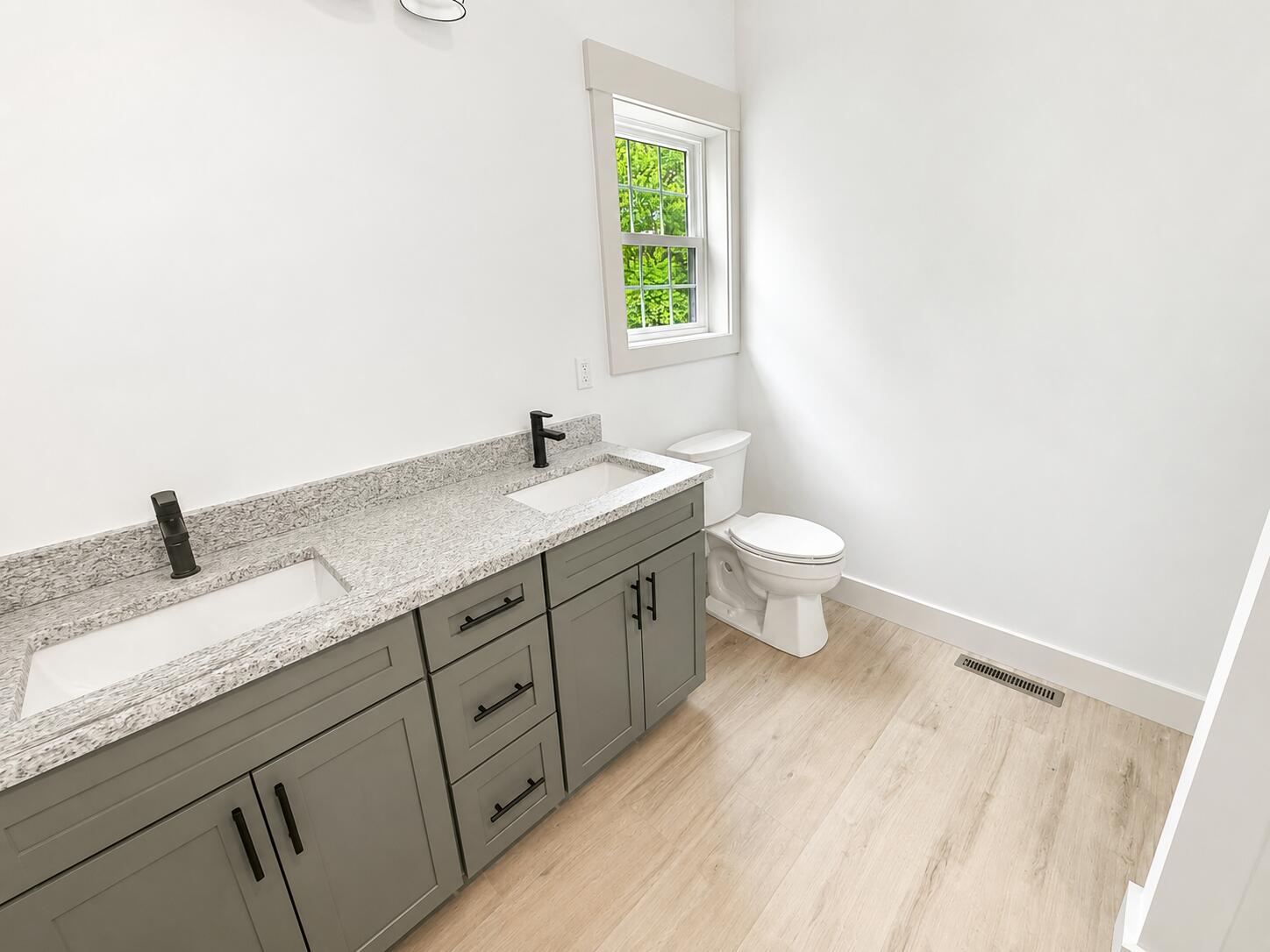 18 Linda Lane Property Photo 20