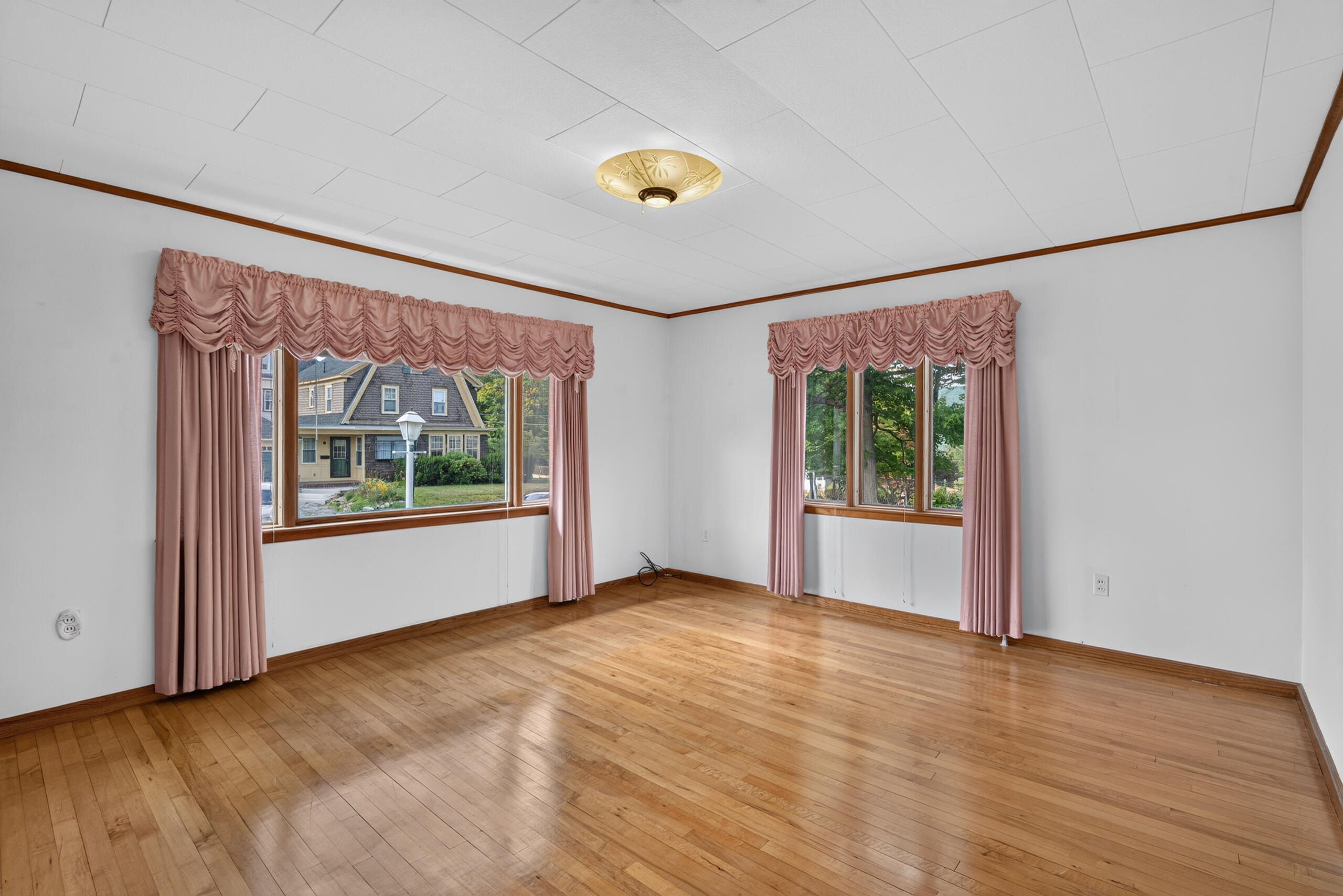 135-137 Oxford Avenue Property Photo 10