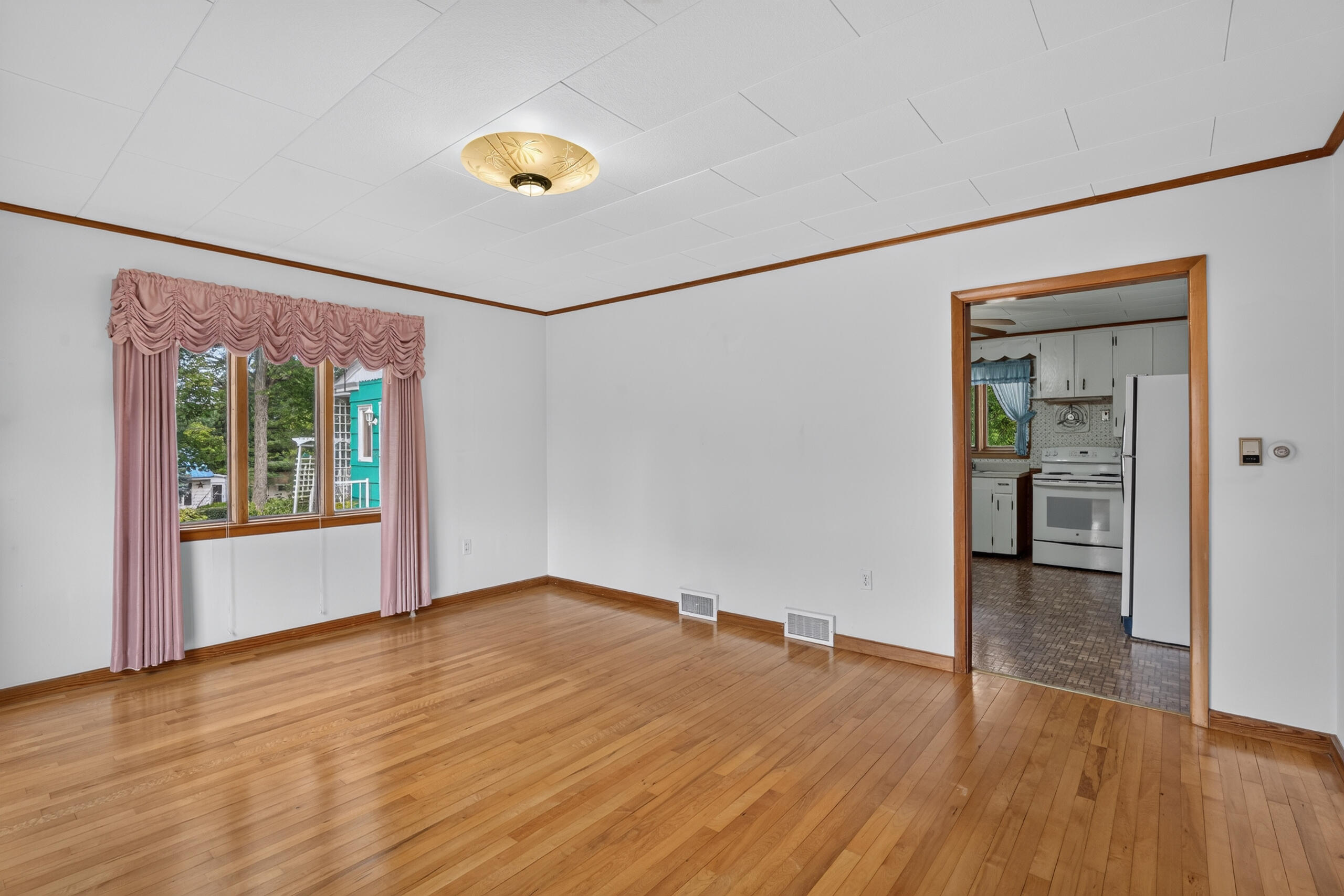 135-137 Oxford Avenue Property Photo 11