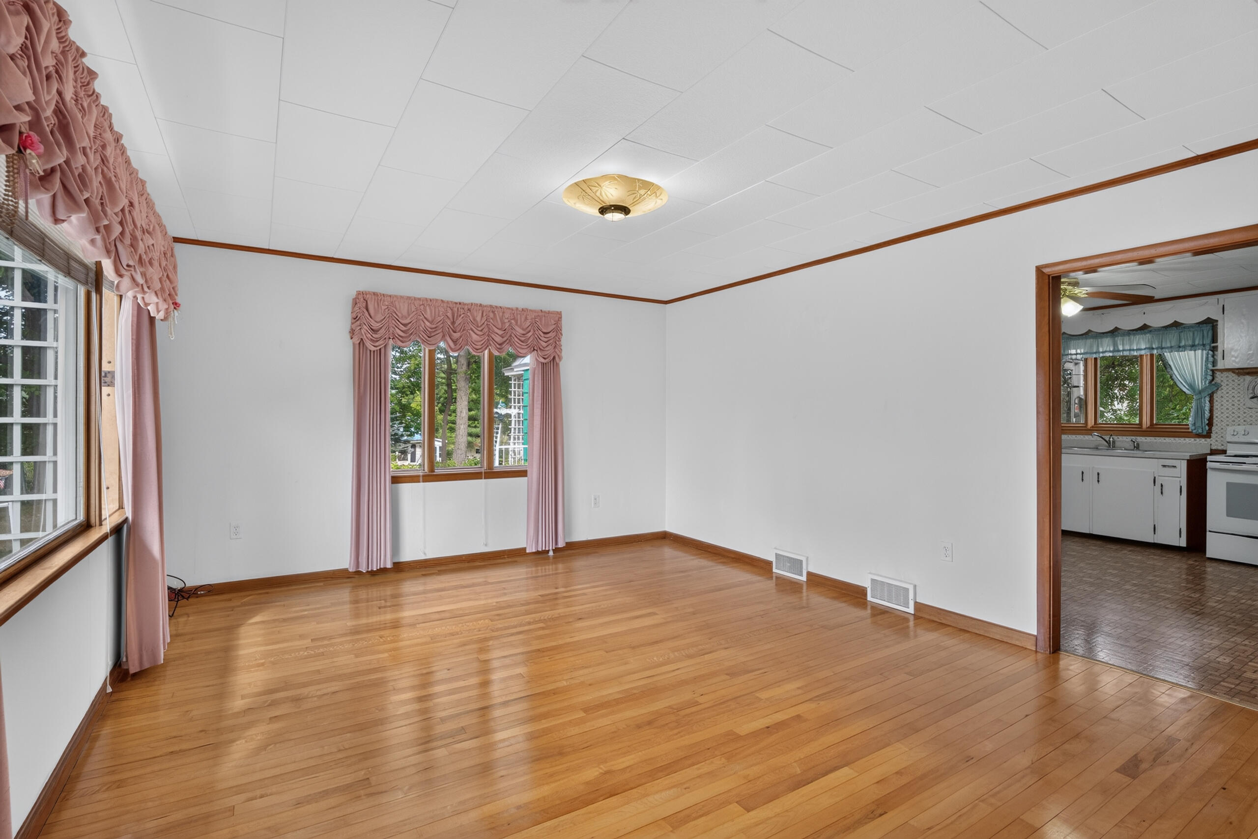 135-137 Oxford Avenue Property Photo 9