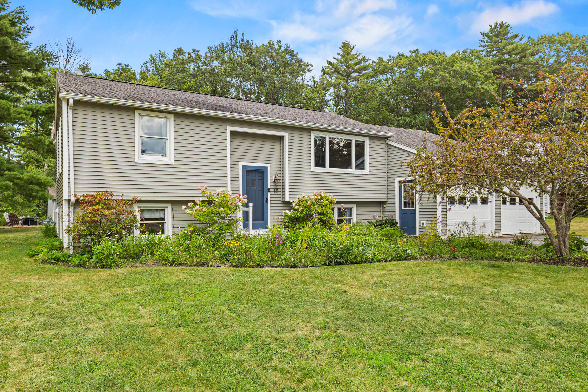 18 Ellen Circle Property Photo 1