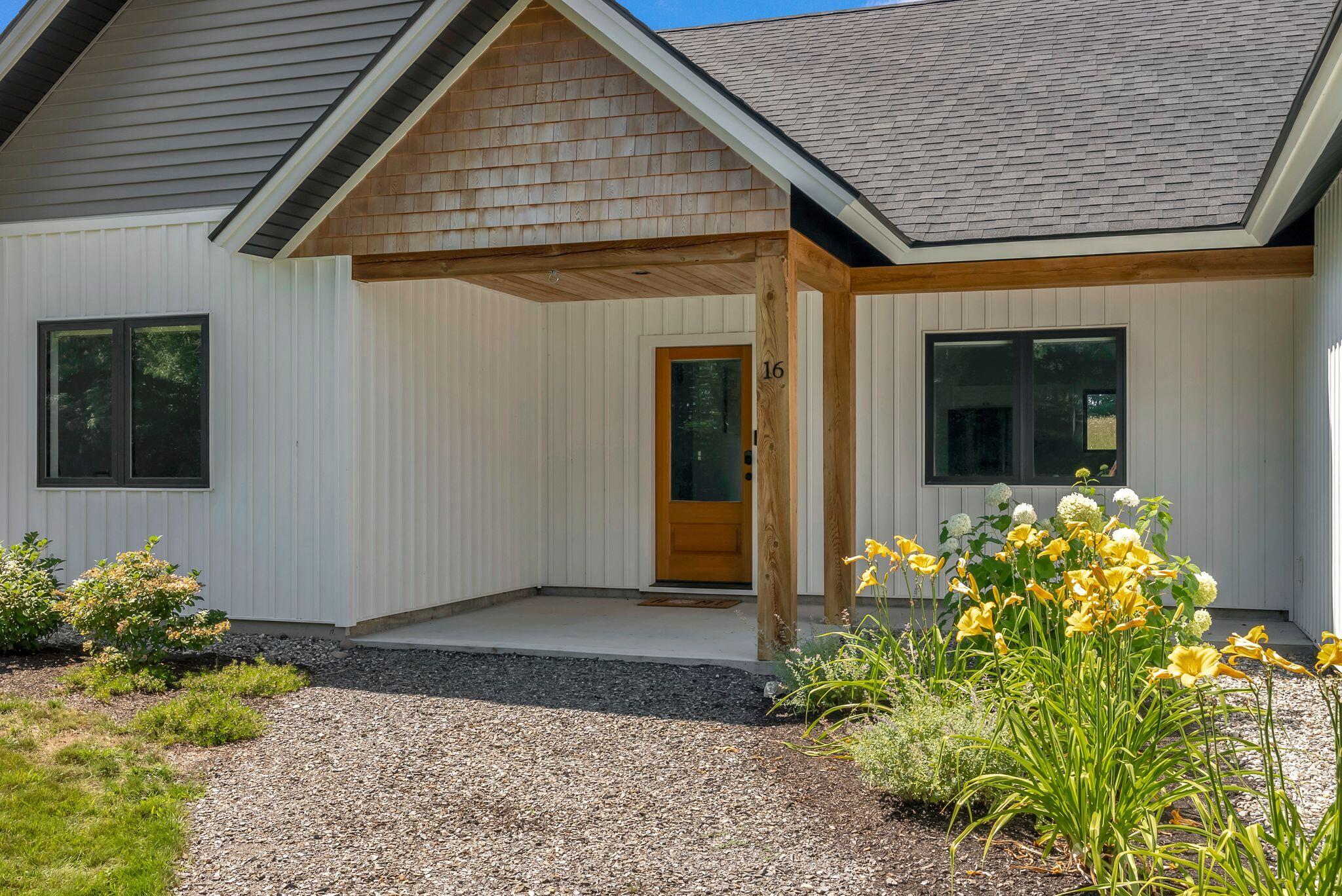 16 Dyer Lane N Property Photo 8