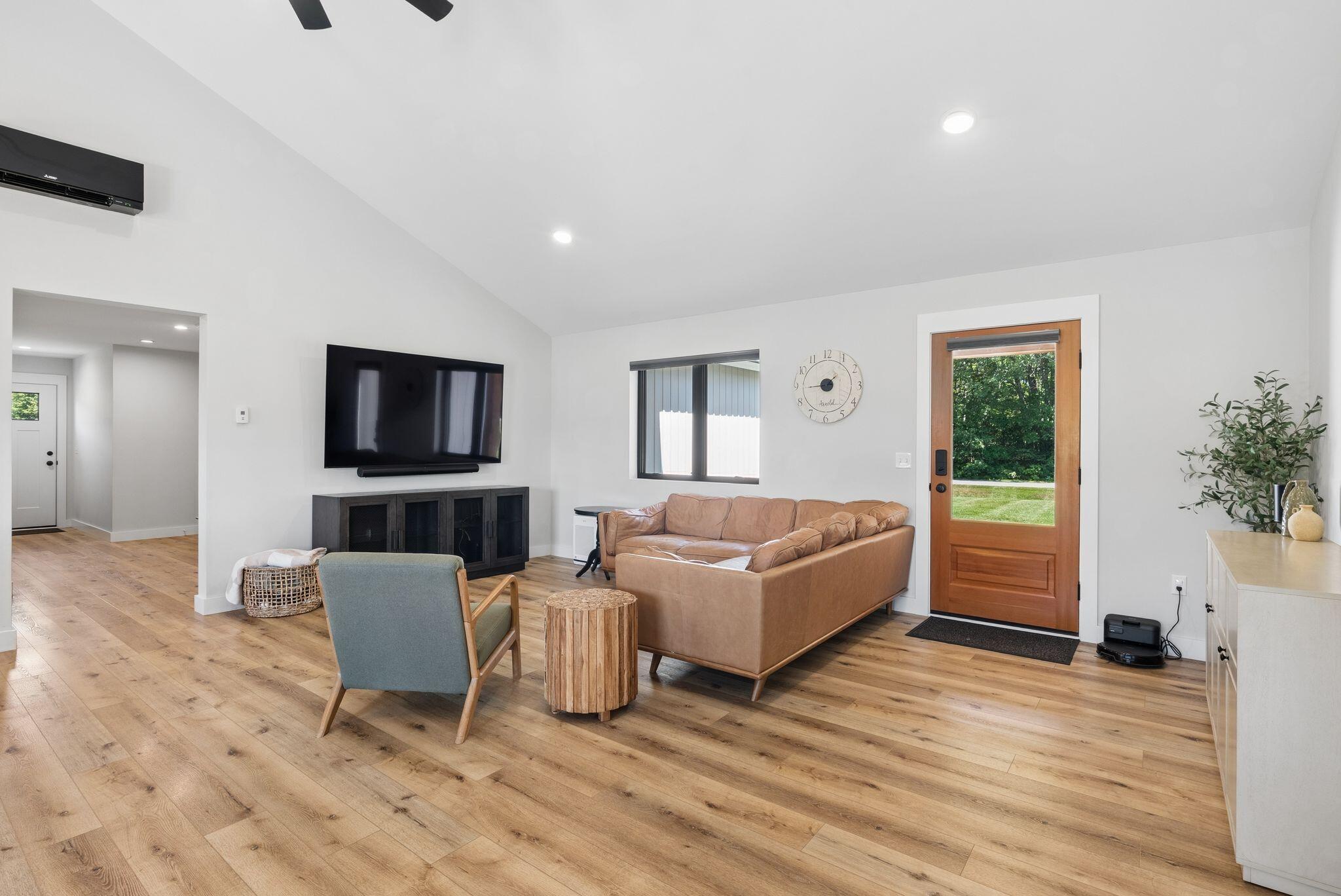 16 Dyer Lane N Property Photo 11