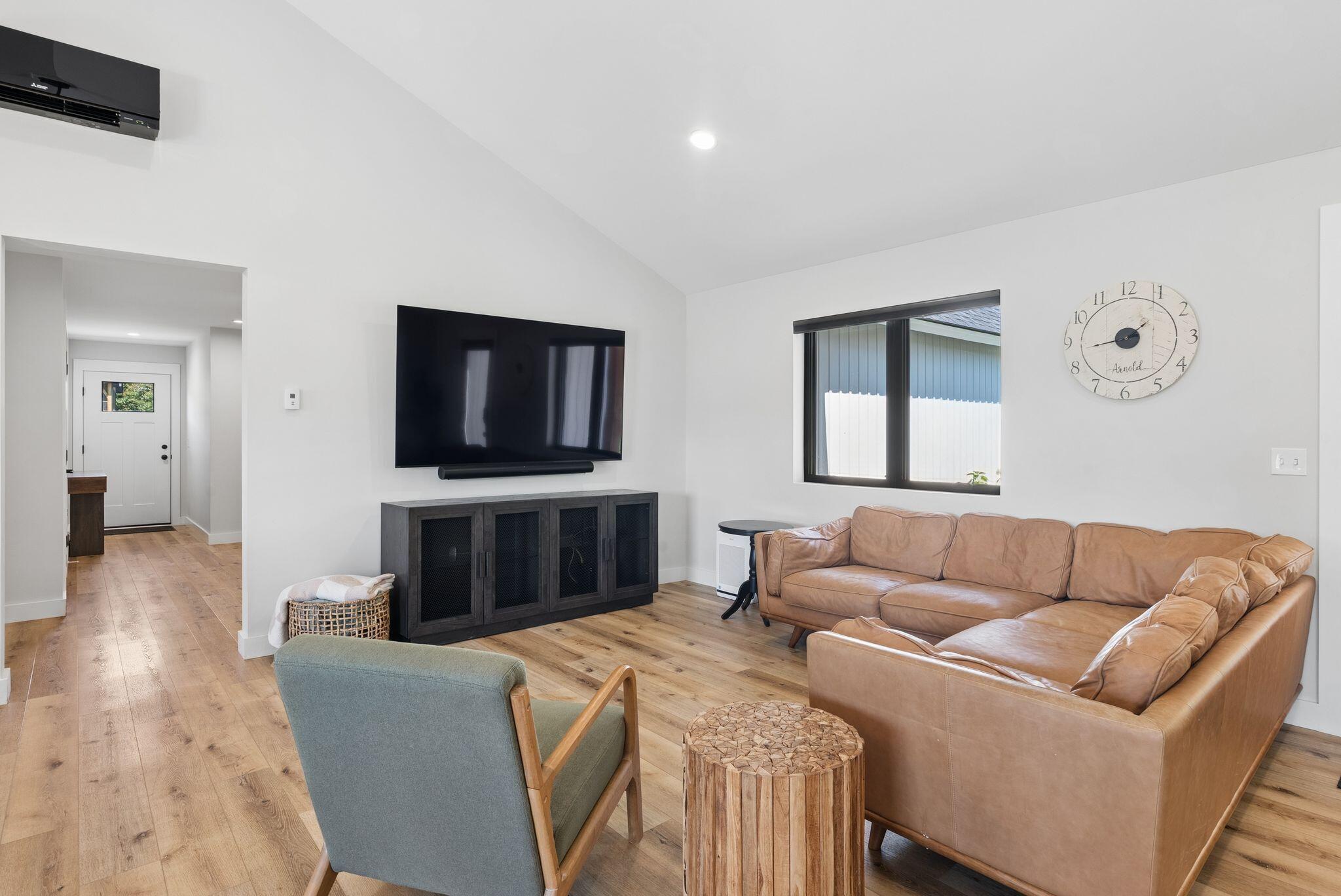 16 Dyer Lane N Property Photo 13