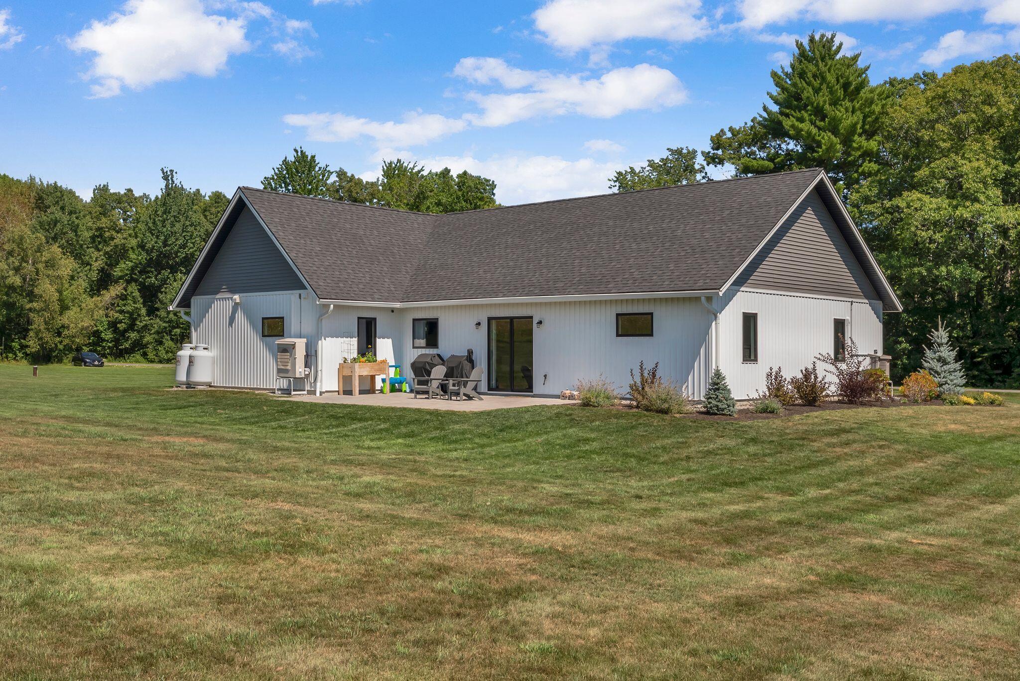 16 Dyer Lane N Property Photo 45