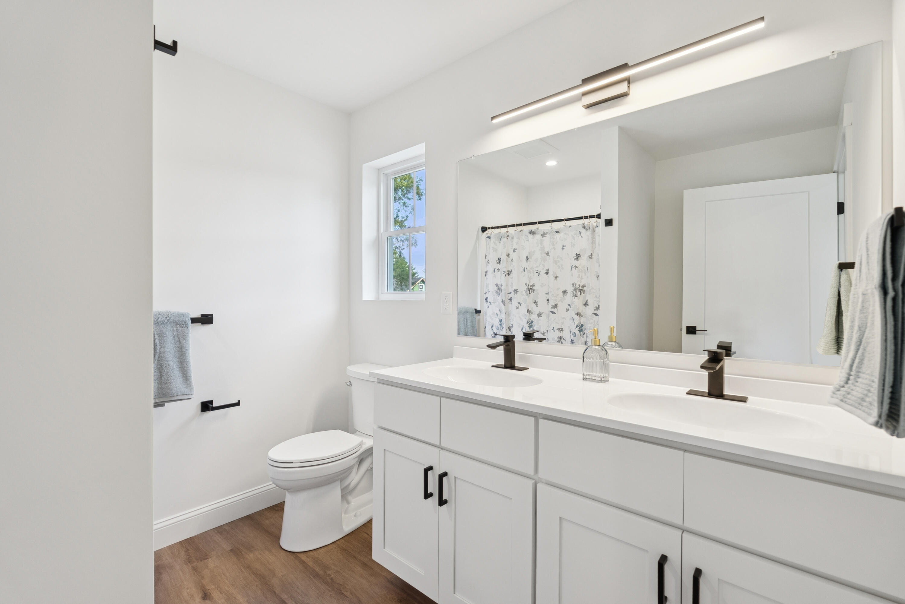 1 Sapphire Property Photo 43