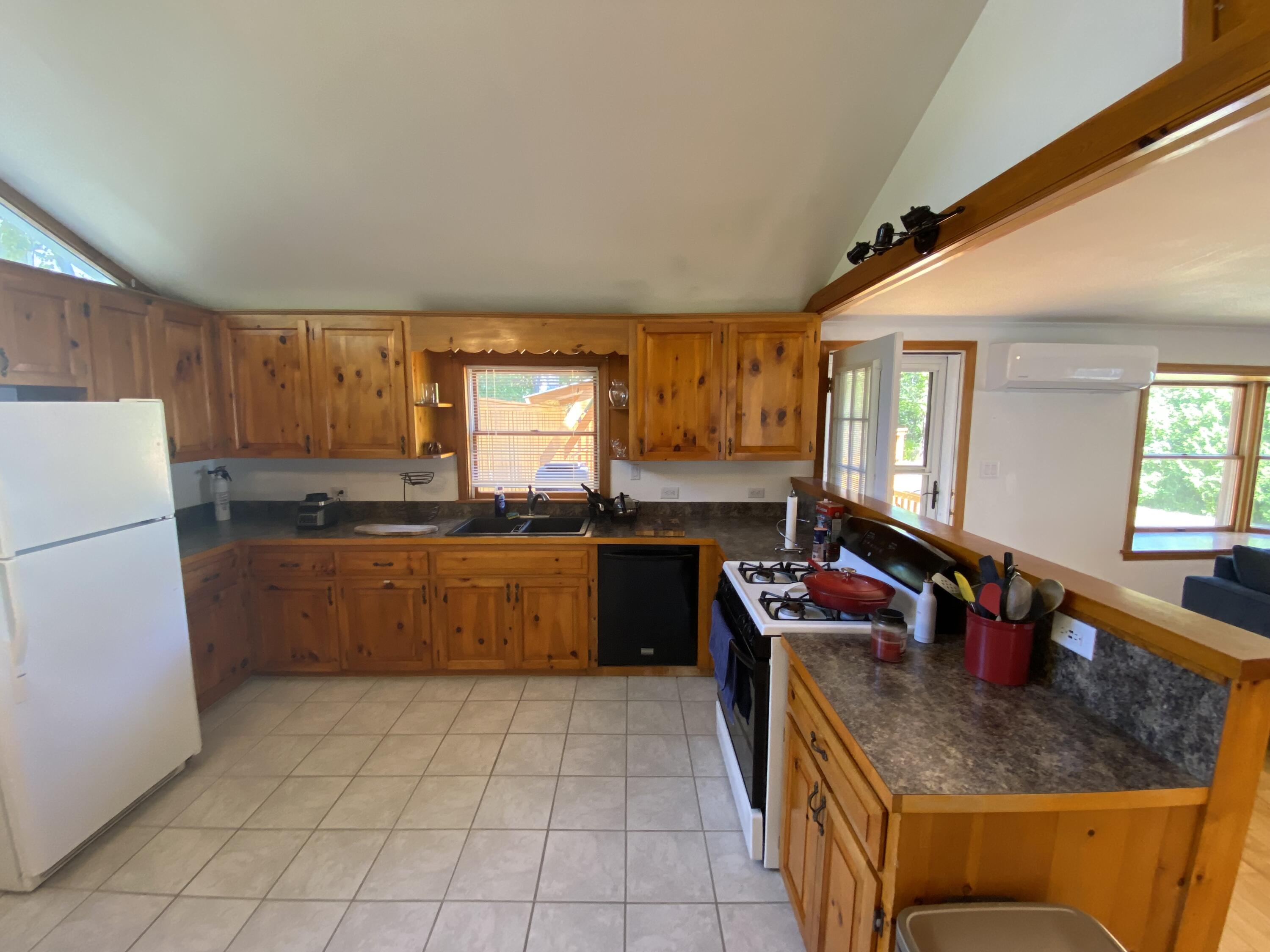 49 E Valentine Street Property Photo 9