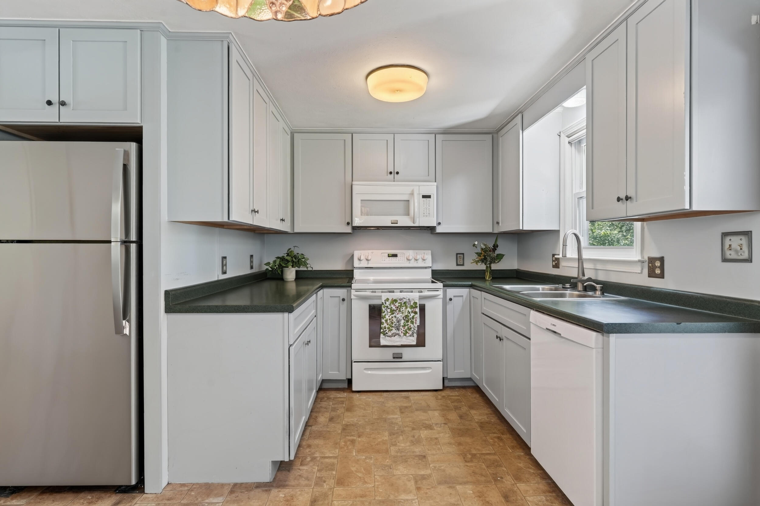 19 Ellen Circle Property Photo 8