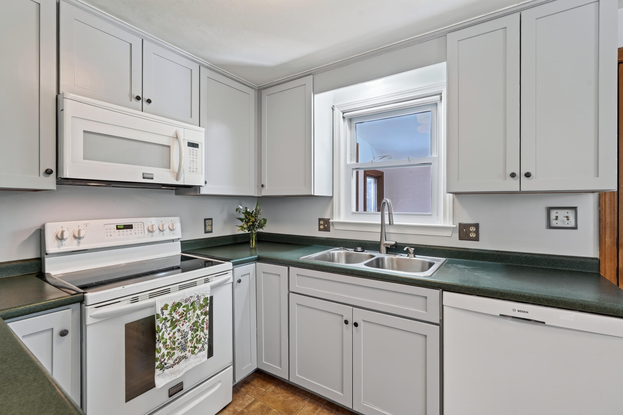 19 Ellen Circle Property Photo 11