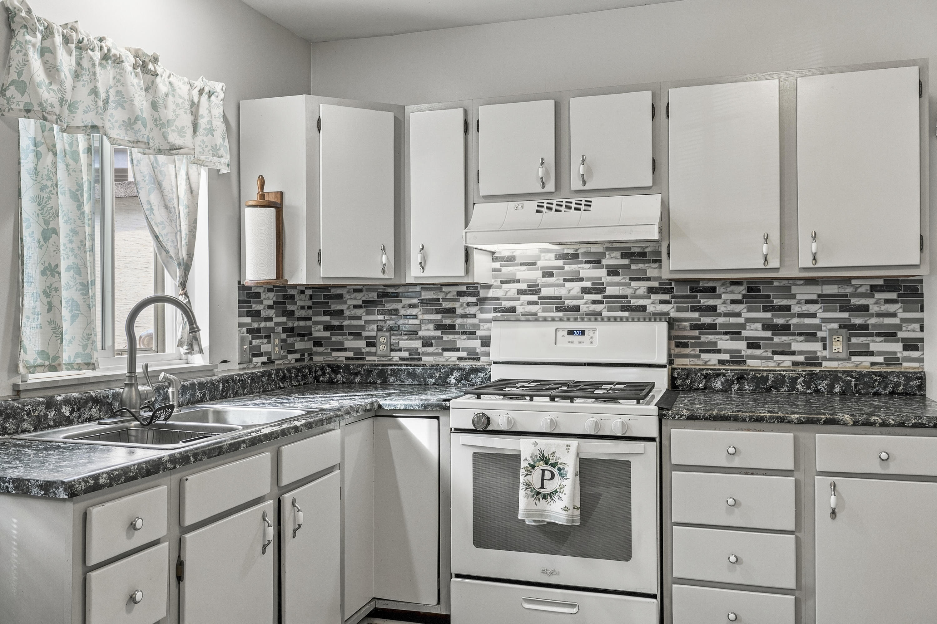 732 Middle Street Property Photo 12