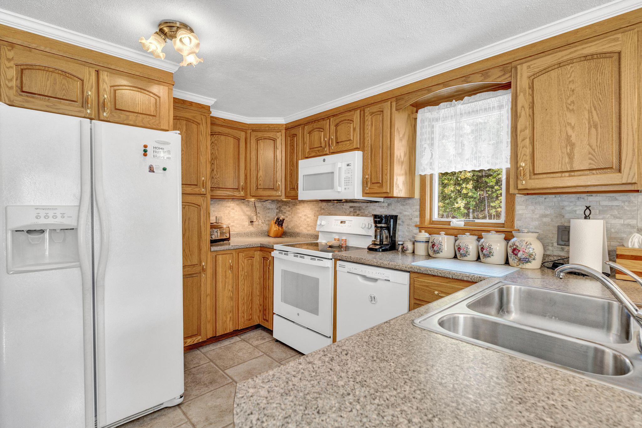 735 N Main Property Photo 3