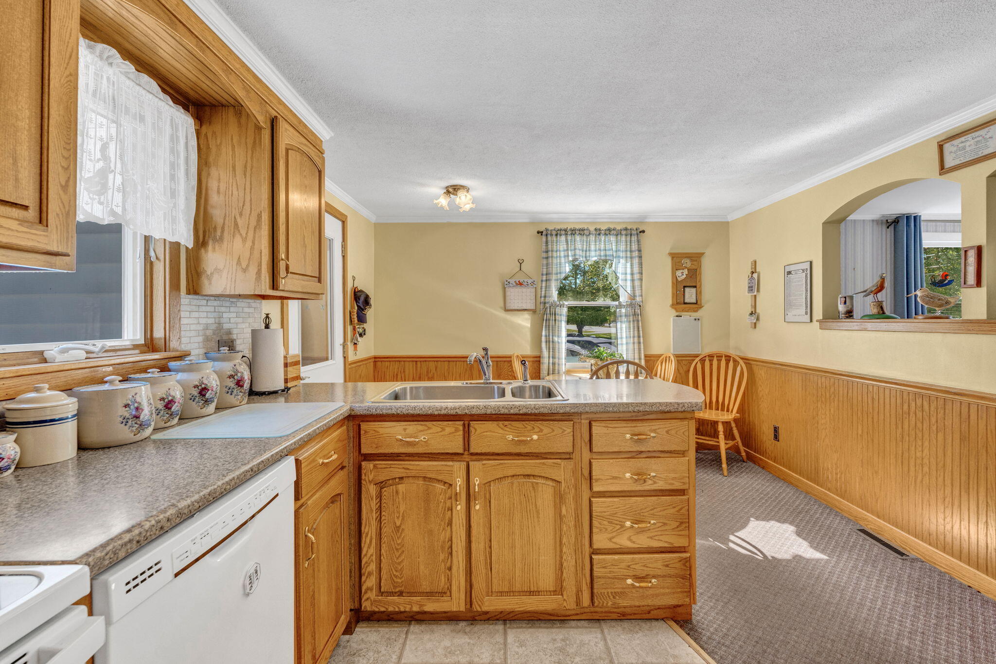 735 N Main Property Photo 6