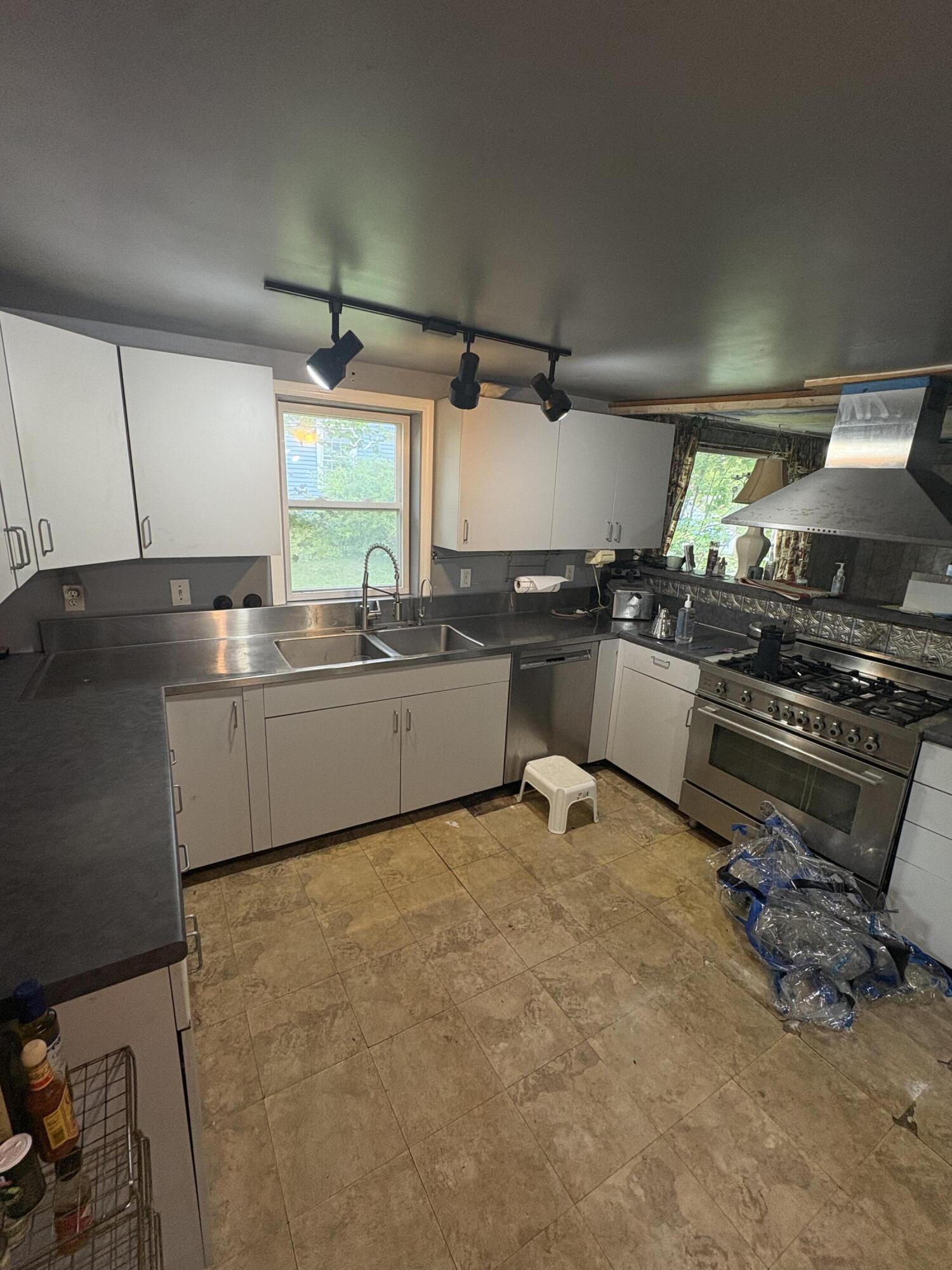 20 Corliss Street Property Photo 10