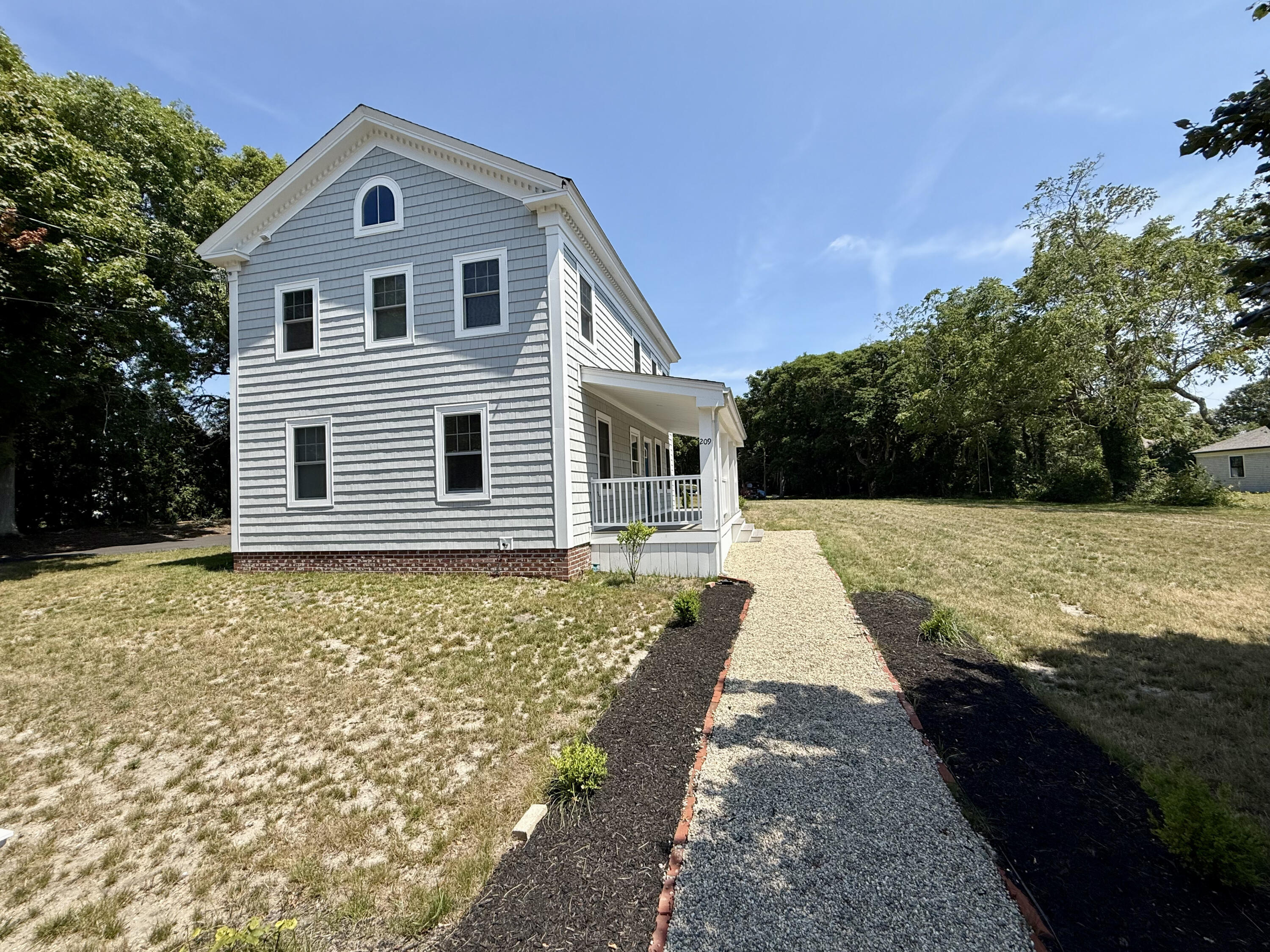 209 Bank Street Property Photo 3