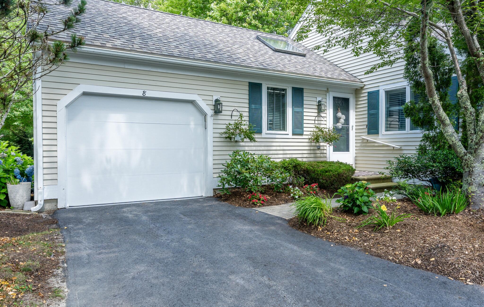 8 Executive Drive Property Photo 1