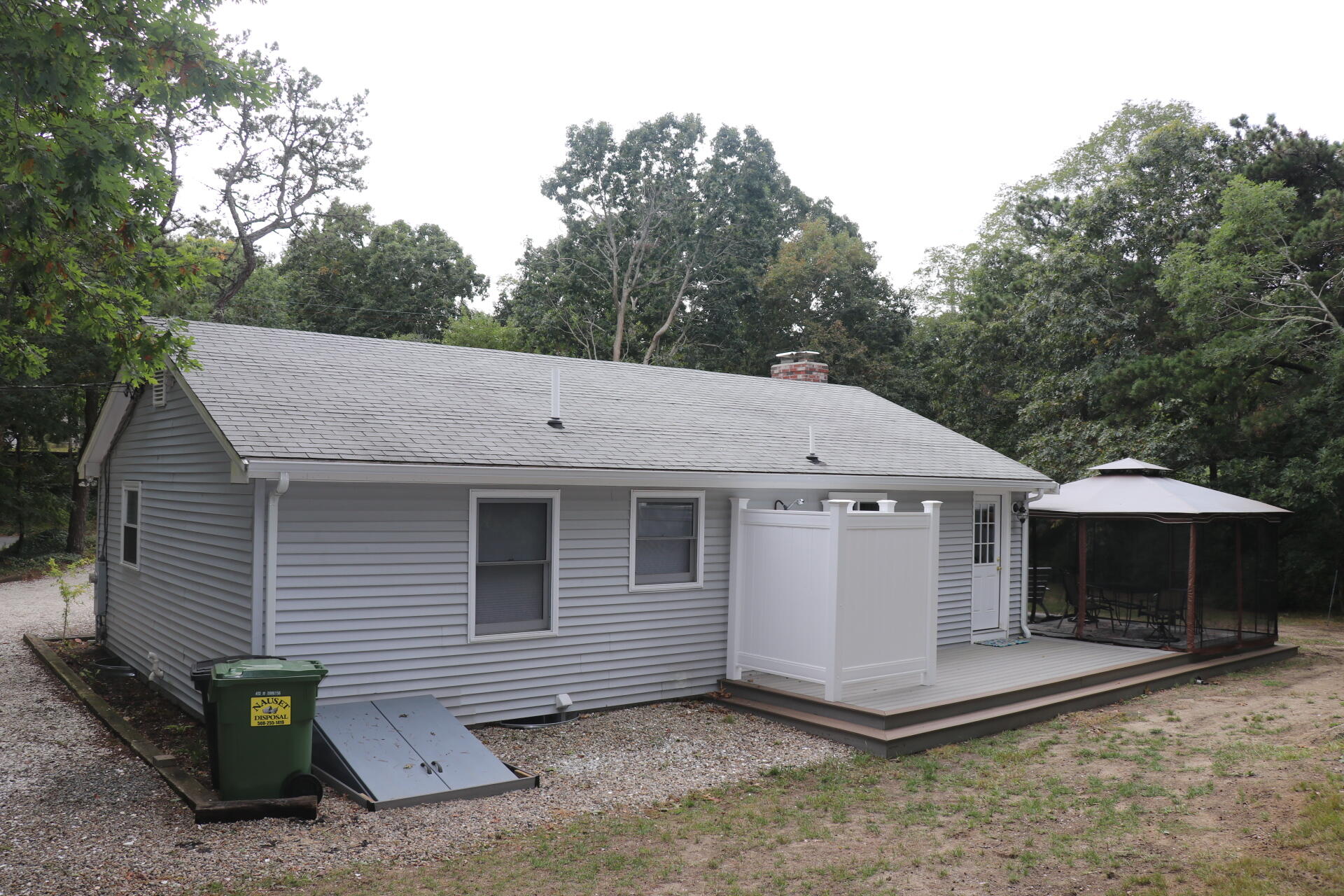 15 Linda Lane Property Photo 4