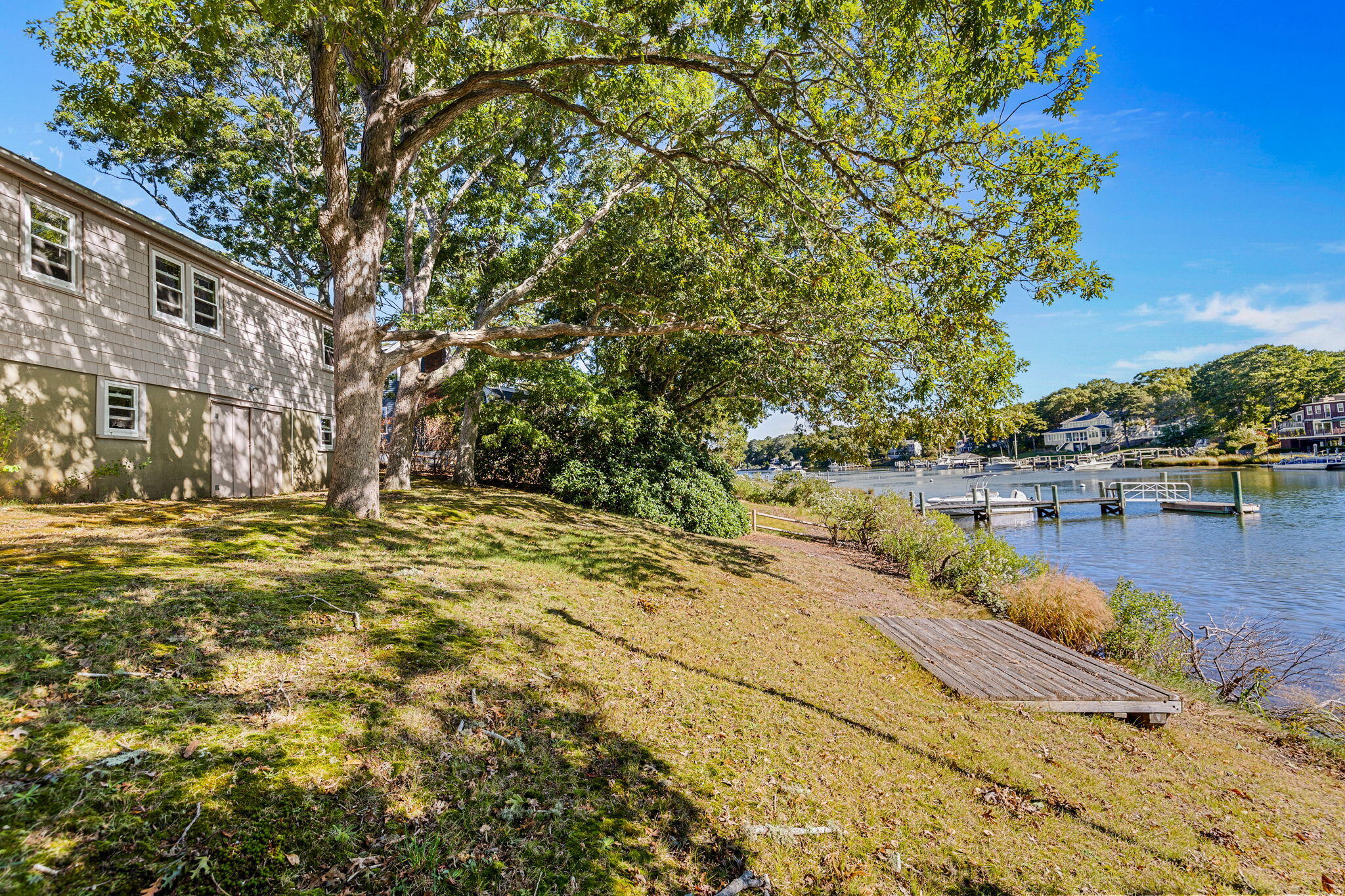 82 Edgewater Drive E Property Photo 1