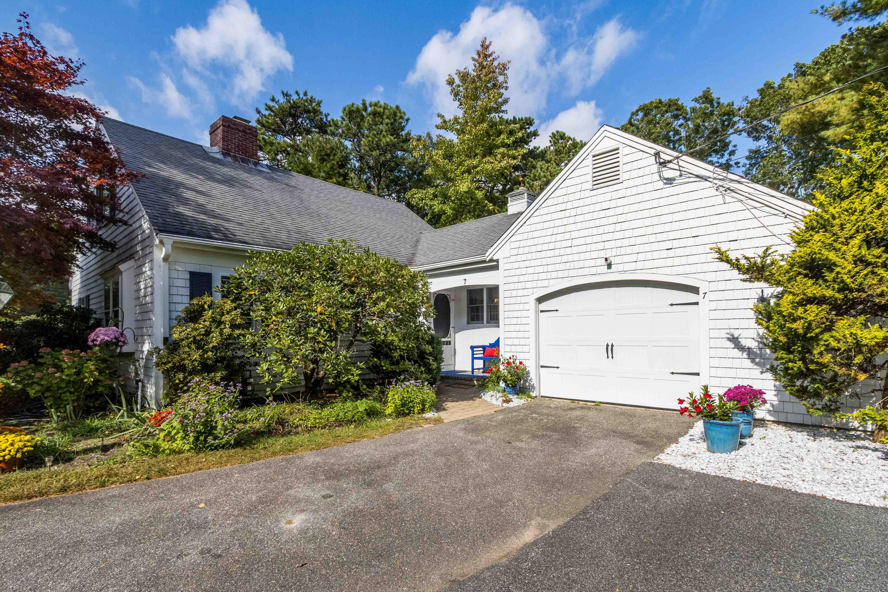 7 Squirrel Run Street Property Photo 1