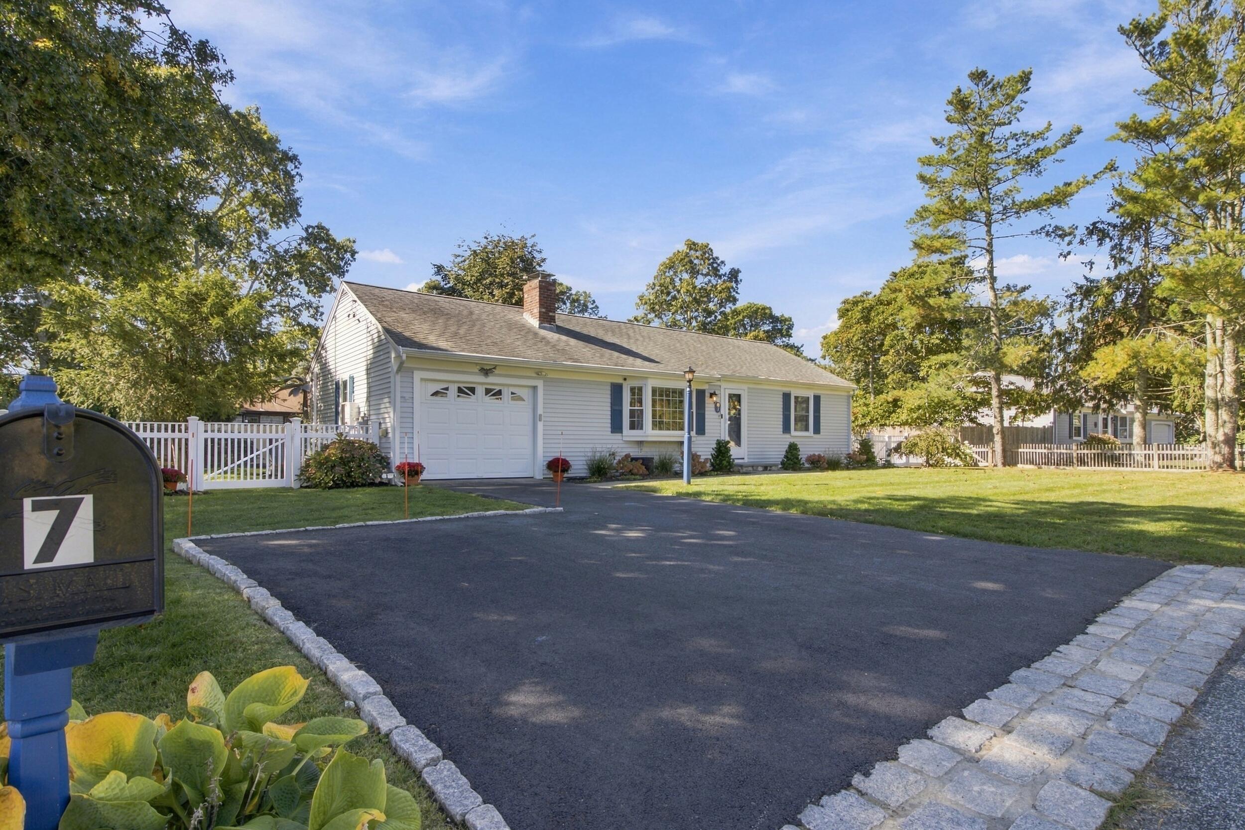 7 Spinning Brook Road Property Photo 1