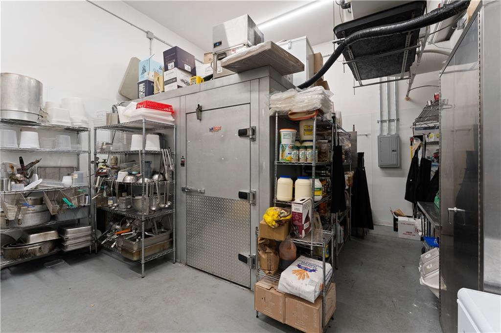 382 Thames Street Property Photo 21