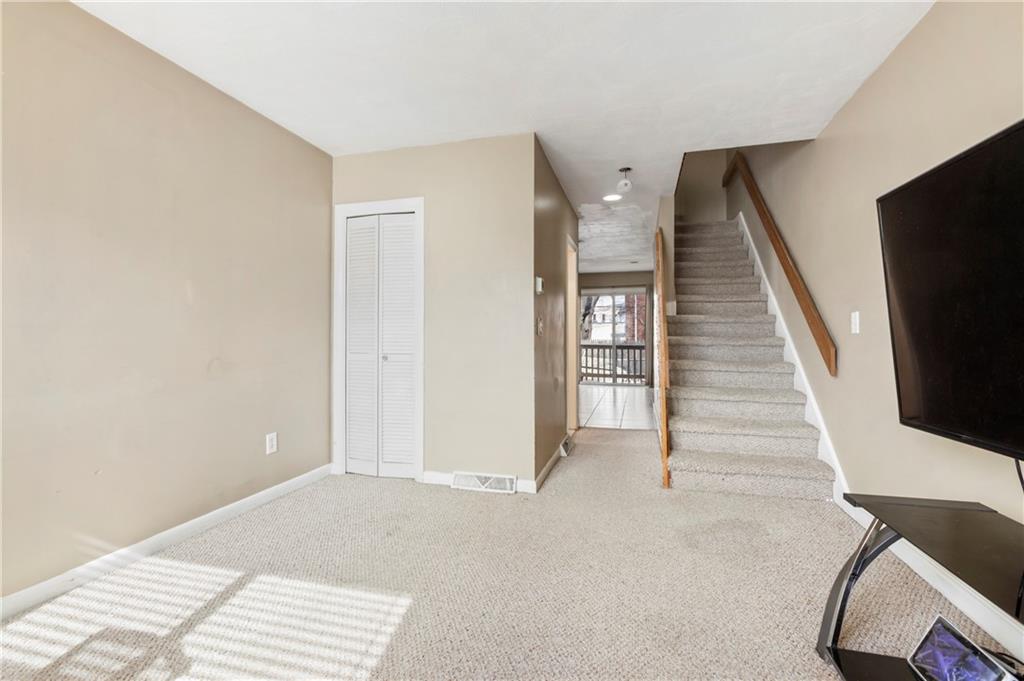 35 37 Seneca Avenue Property Photo 4