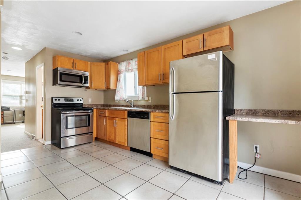 35 37 Seneca Avenue Property Photo 7
