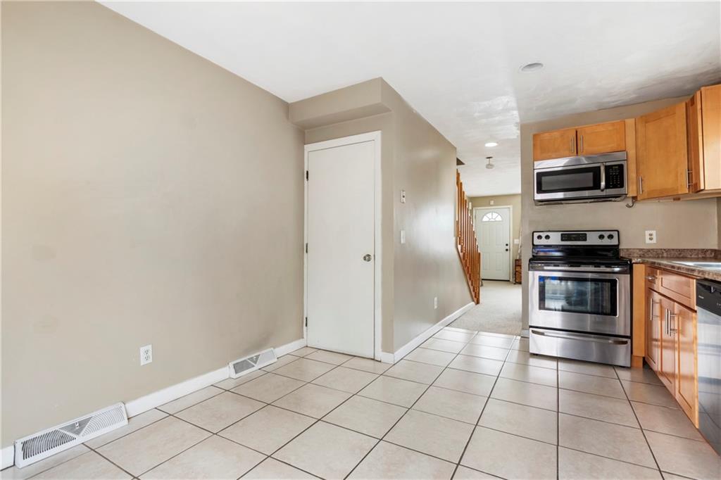 35 37 Seneca Avenue Property Photo 8