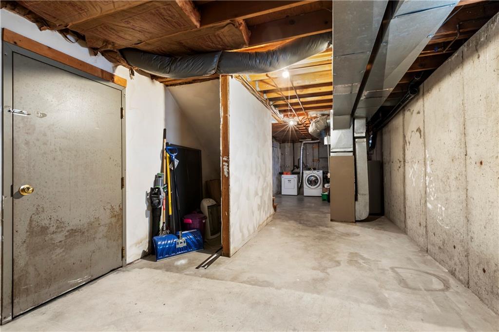 35 37 Seneca Avenue Property Photo 17