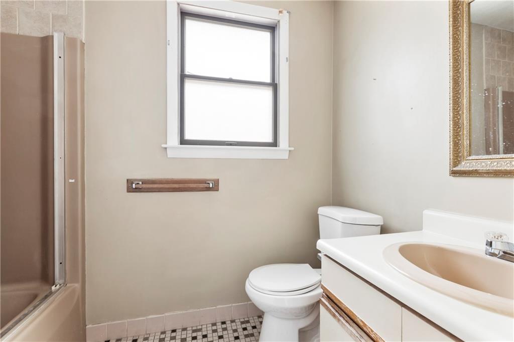 35 37 Seneca Avenue Property Photo 20