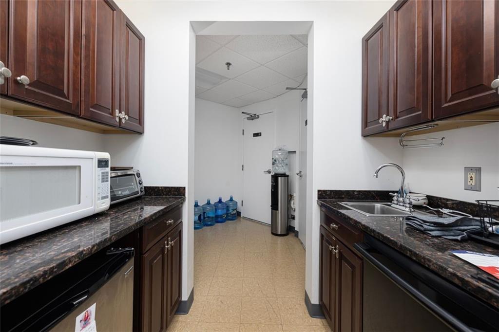 999 South Broadway Property Photo 16