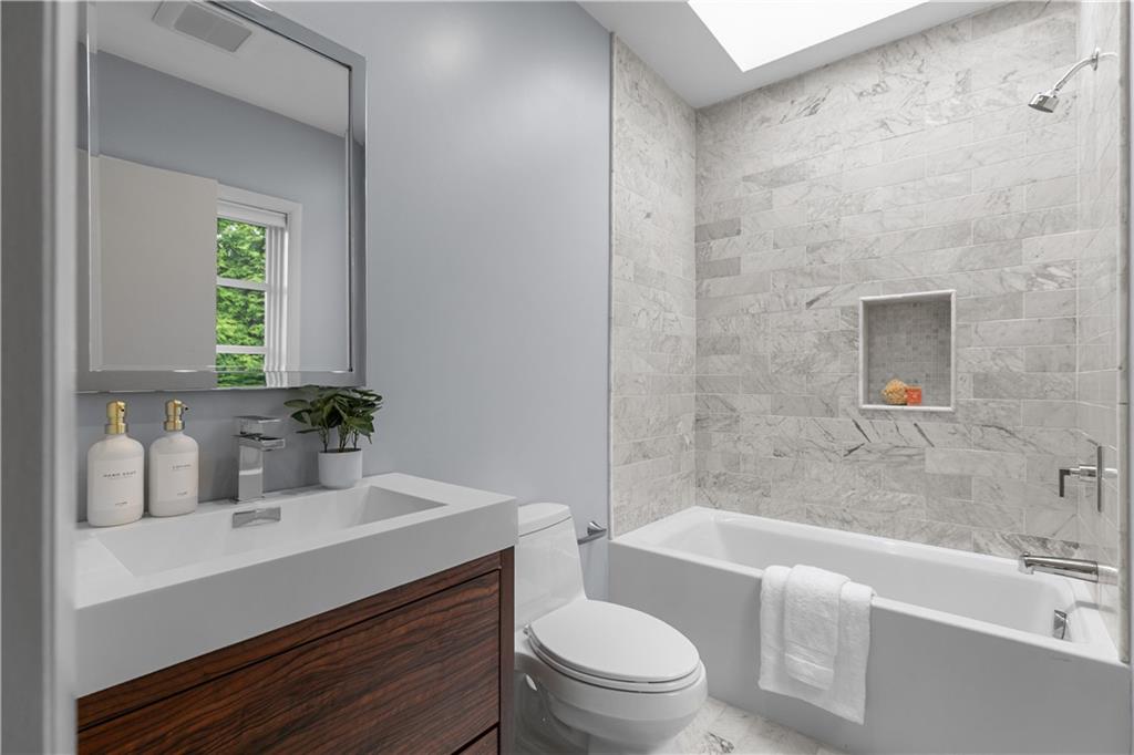 80 Clarendon Avenue Property Photo 24