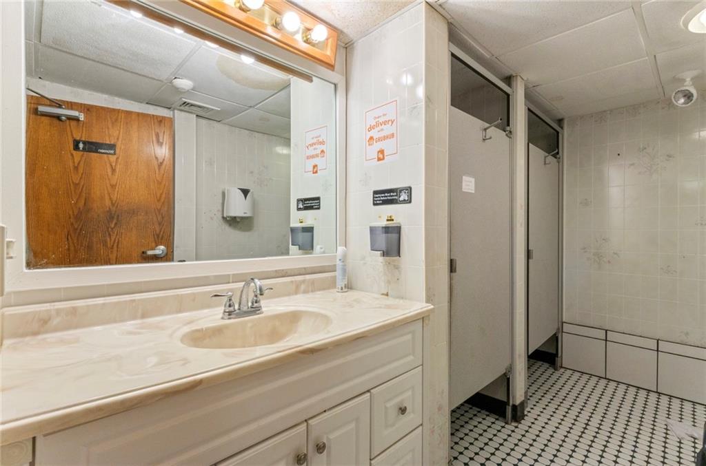 376 Bullocks Point Avenue Property Photo 12