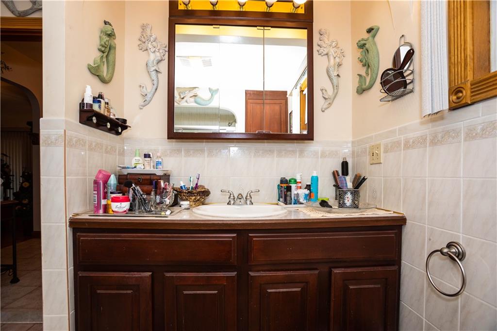 546 Lonsdale Avenue Property Photo 28