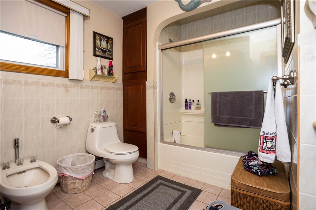 546 Lonsdale Avenue Property Photo 33