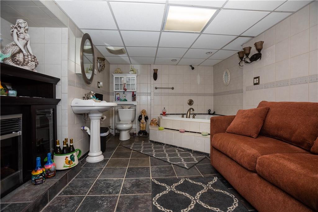 546 Lonsdale Avenue Property Photo 34