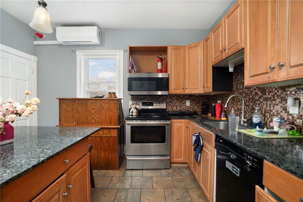 1040 Cranston Street Property Photo 4