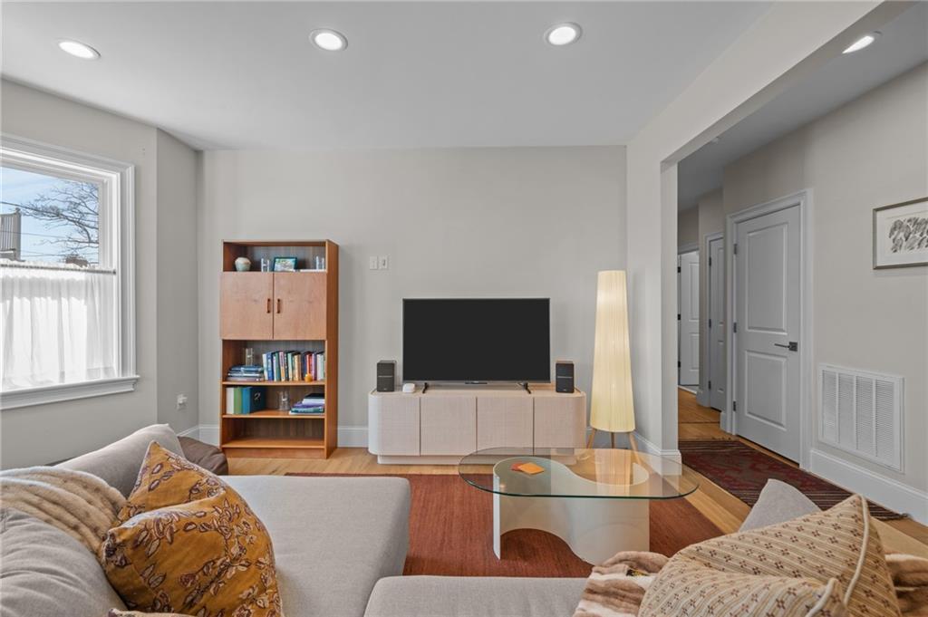 12 University Avenue Property Photo 4