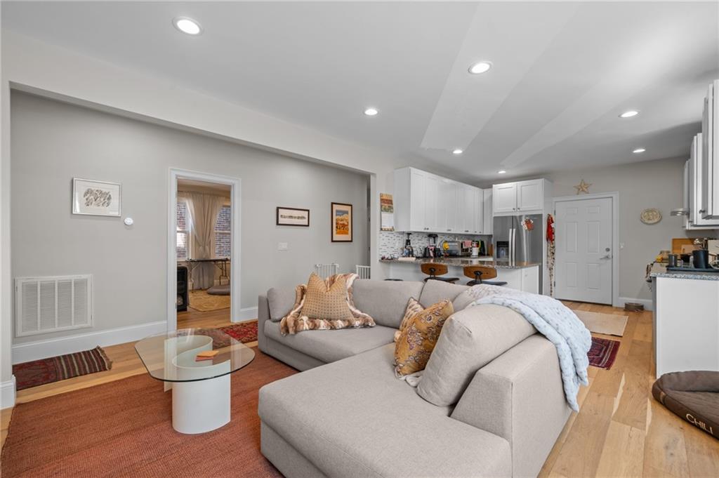12 University Avenue Property Photo 6