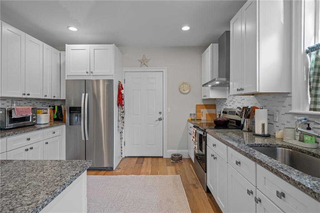 12 University Avenue Property Photo 9
