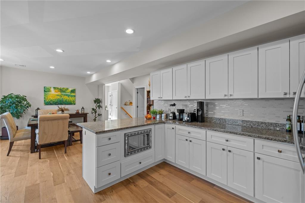 12 University Avenue Property Photo 23