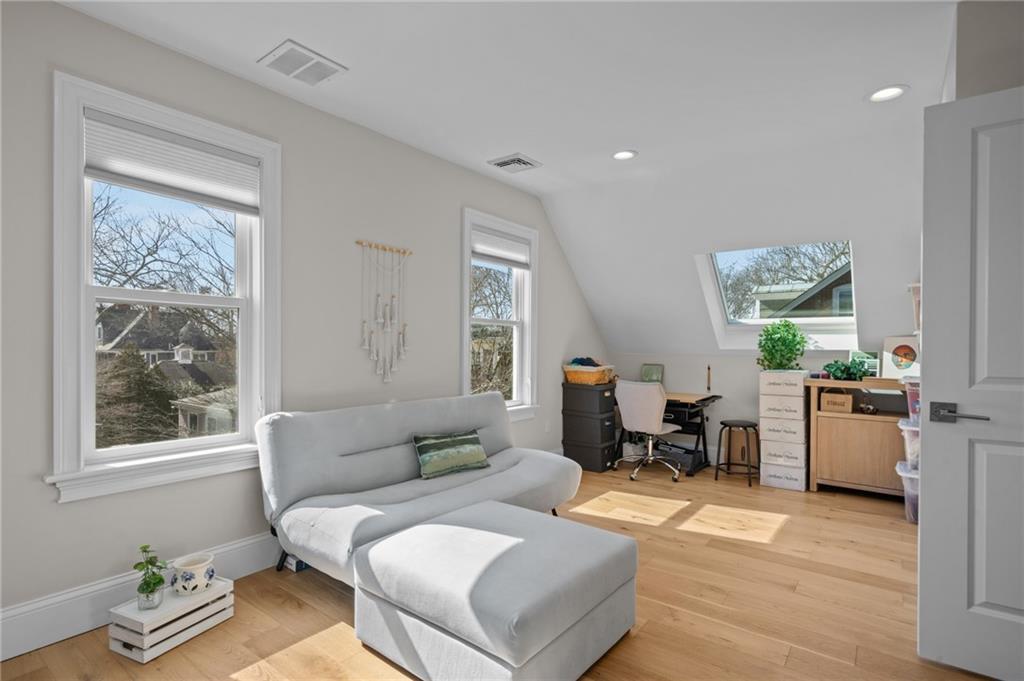 12 University Avenue Property Photo 28